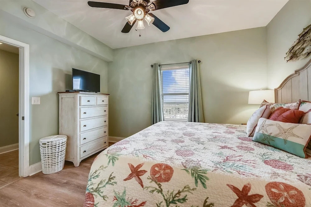 Laketown Wharf 1003, Gulf View, Sleeps 6. Free Fun! Updated! 1 Bedroom Condo by RedAwning