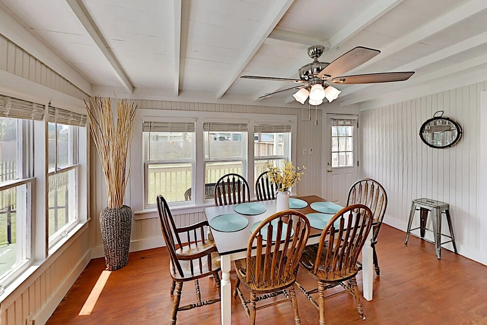Charming Downtown Getaway W/ Spacious Interior 2 Bedroom Home