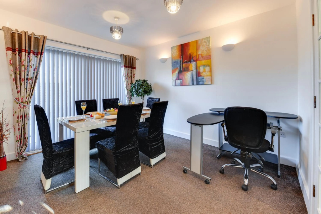 3 Bedroom Highfield House, Free Parking, Wigan, Sleeps 5