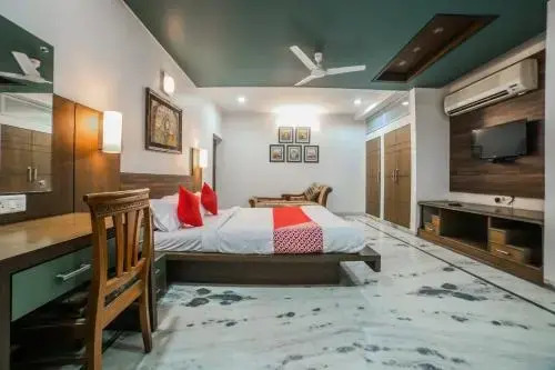 Royal Stay by OYO Rooms