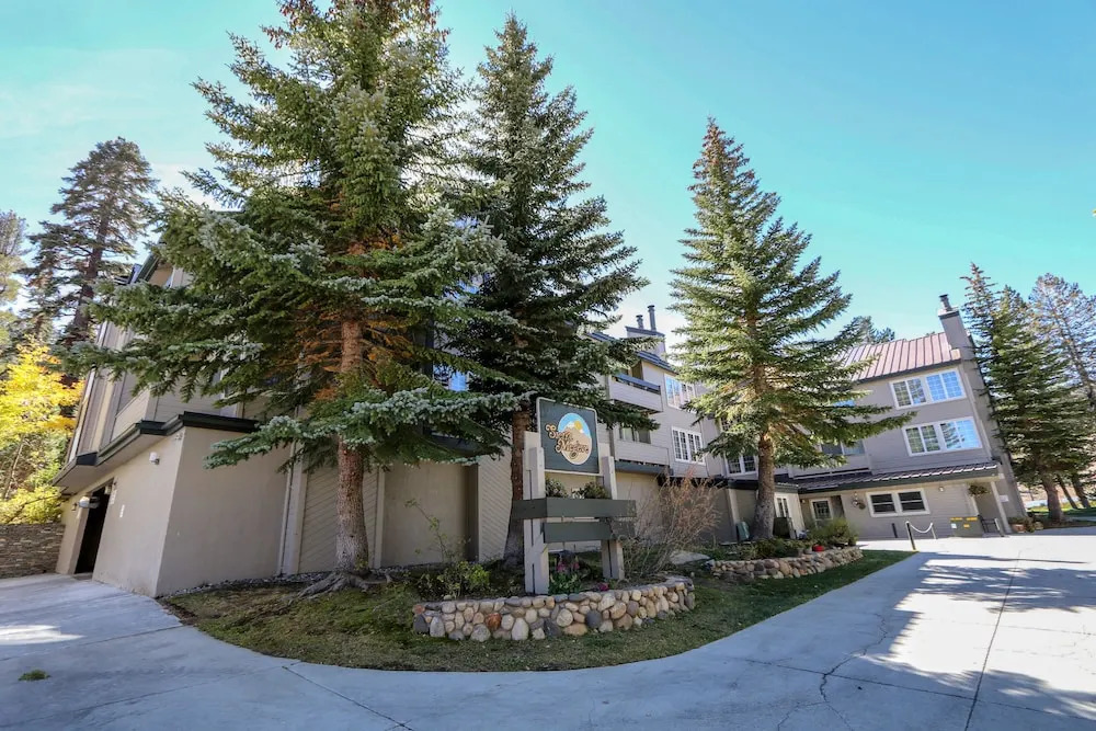 Sierra Megeve 7 Deluxe Remodeled Condo, Just A Short Walk To Canyon Lodge by RedAwning