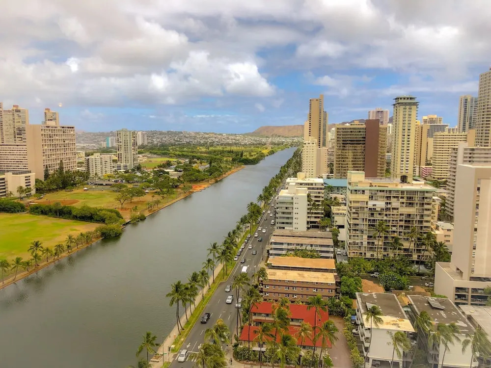 Bright & Breezy Waikiki Studio