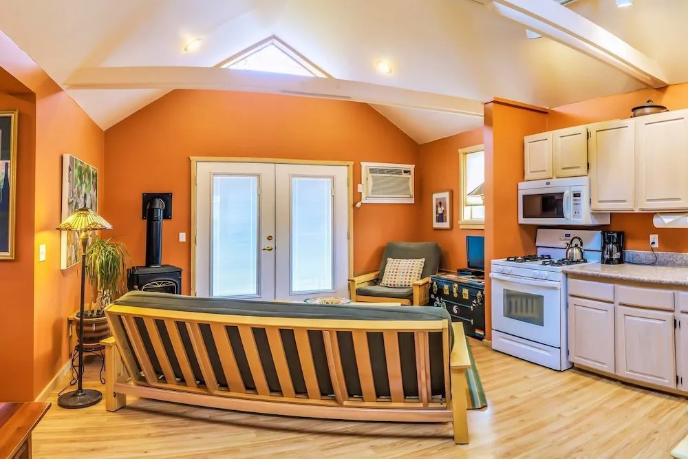 Blue Moon House & Cottage ~ Just 5 Blocks From OSF