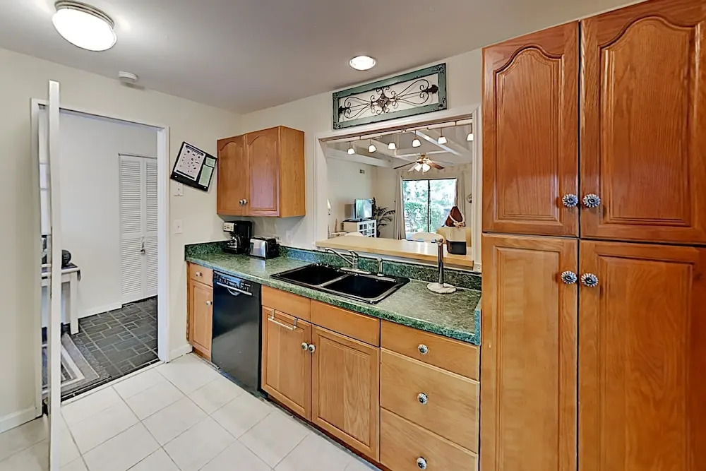 New Listing! Golf & Beach : 5 Pools & Tennis 2 Bedroom Condo
