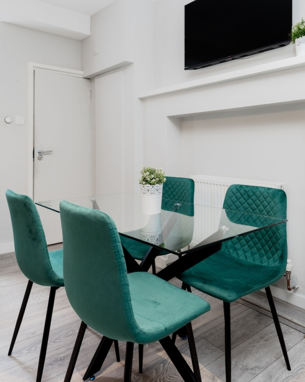 Apts in the Heart of High st Kensington