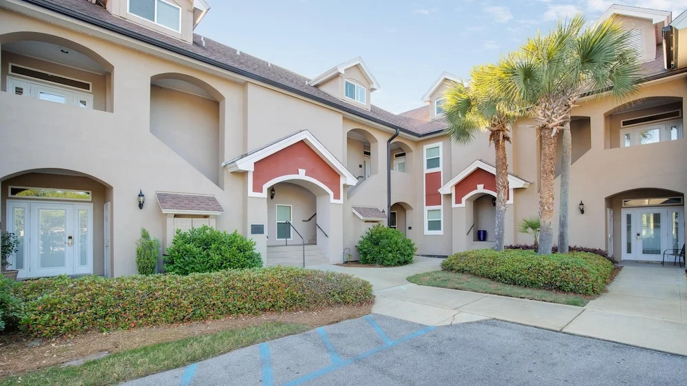 CONDO with GOLF CART and short walk to Village of Baytowne Wharf