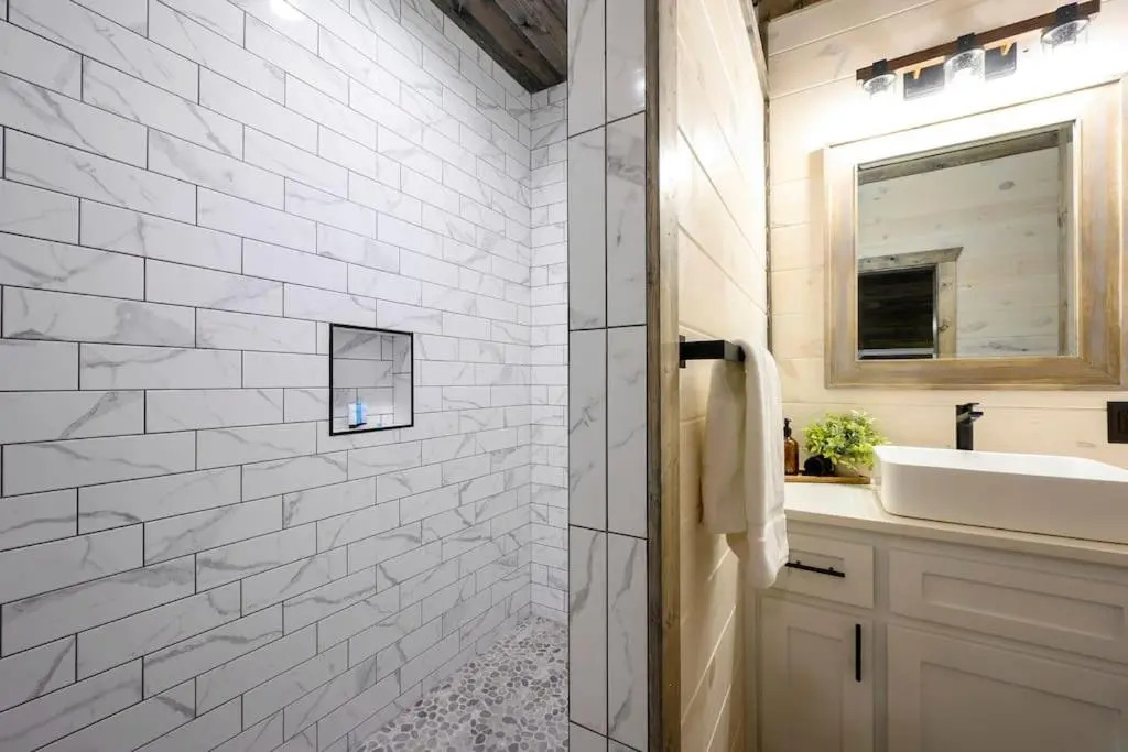 Brand New Luxury 2 Bedroom with Loft and Spa Sleeps 10
