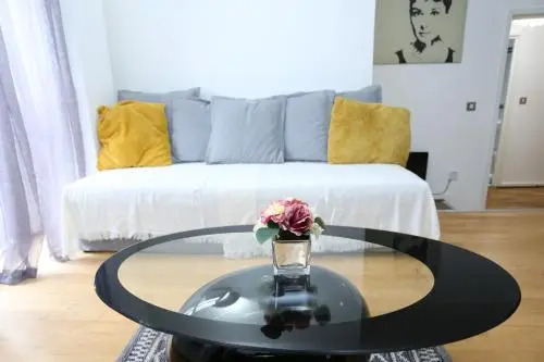 Gorgeous 2 Bathroom Woolwich