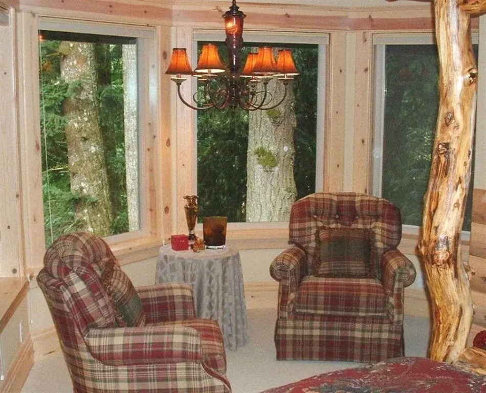 Sandy Salmon Bed & Breakfast Lodge