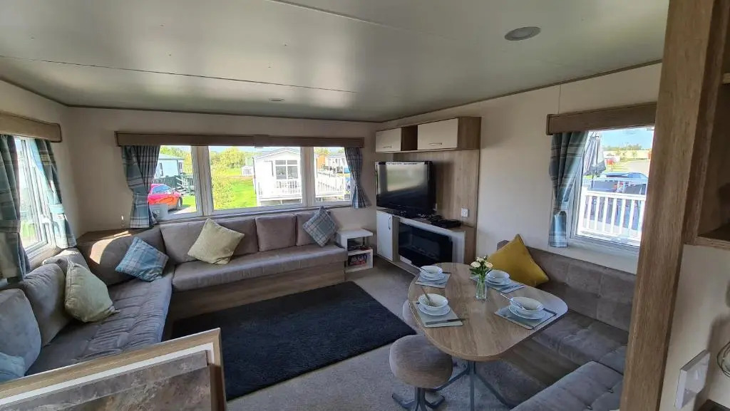 Luxury 8 berth Caravan with Hot Tub & Starlink at Tattershall Lakes