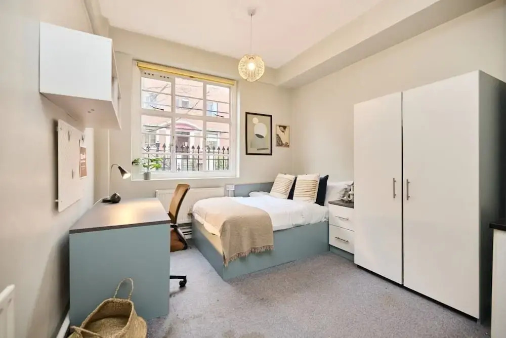 Deluxe Room 10 - Louise House Summer Youth Accommodation