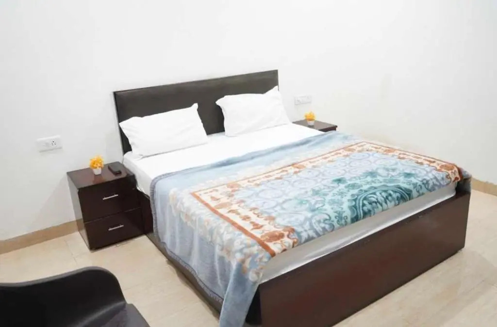 OYO Hotel Pinaki Stay Near Noida Sector 51 Metro Station