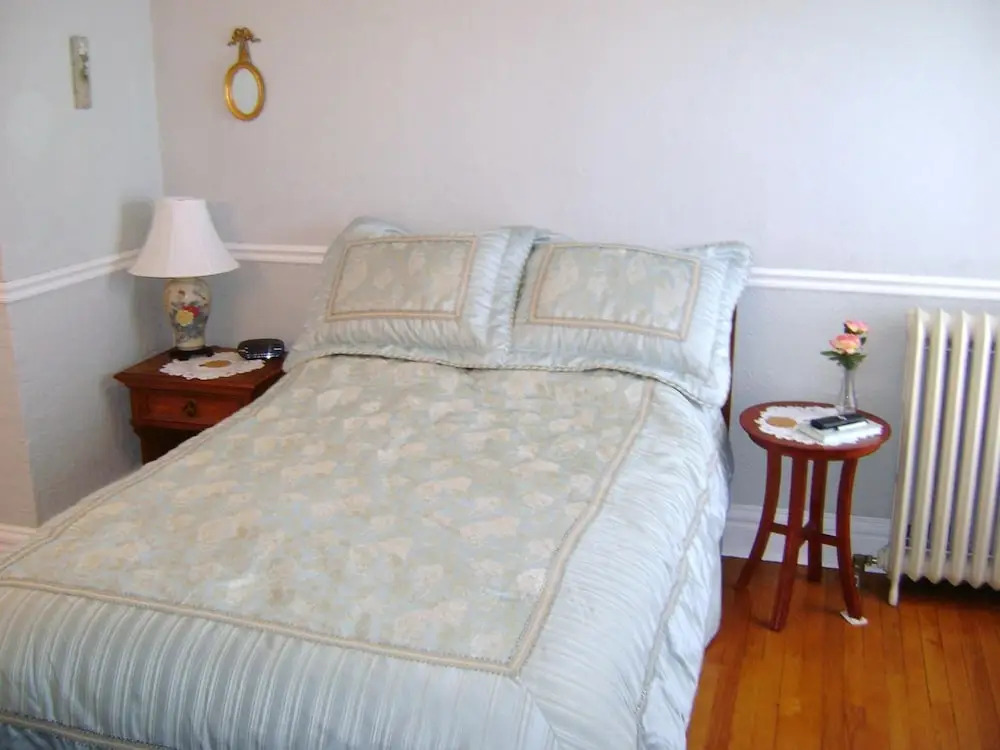 Отель Джирарда Four Creeks Bed & Breakfast
