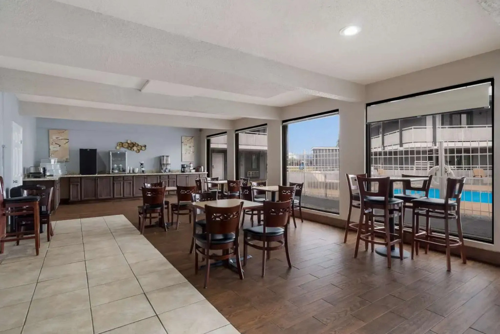 Spanish Trails Inn - Laredo Hotel