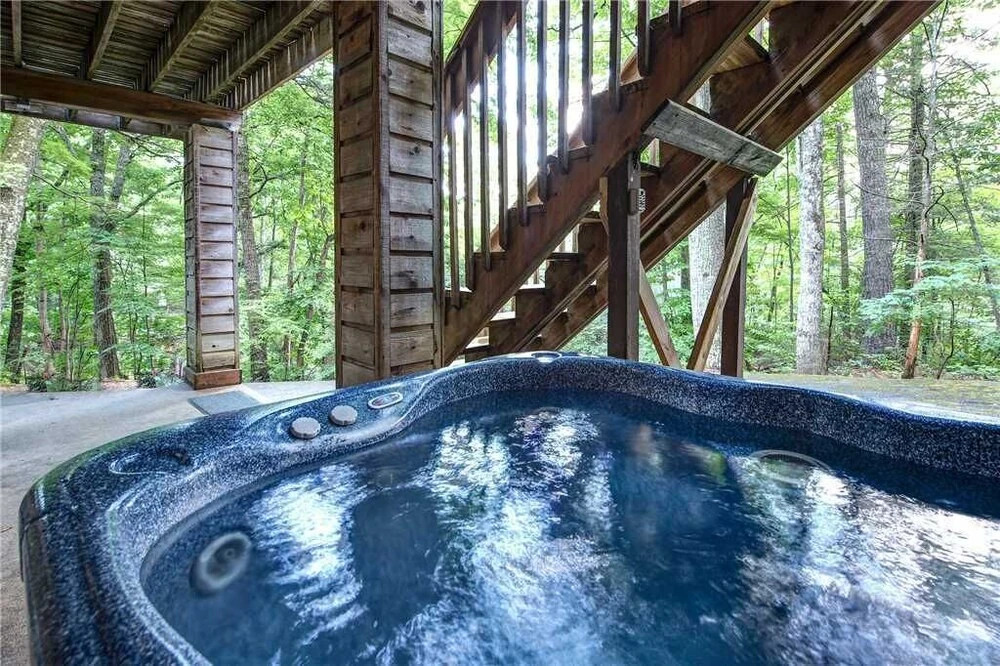 Echota 4 Bedroom Home with Hot Tub