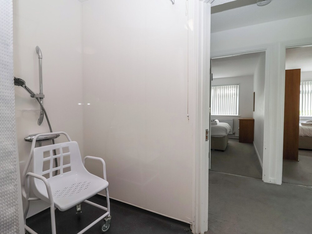 Harcombe House Accessible Pet Free Bungalow Sleeps 6