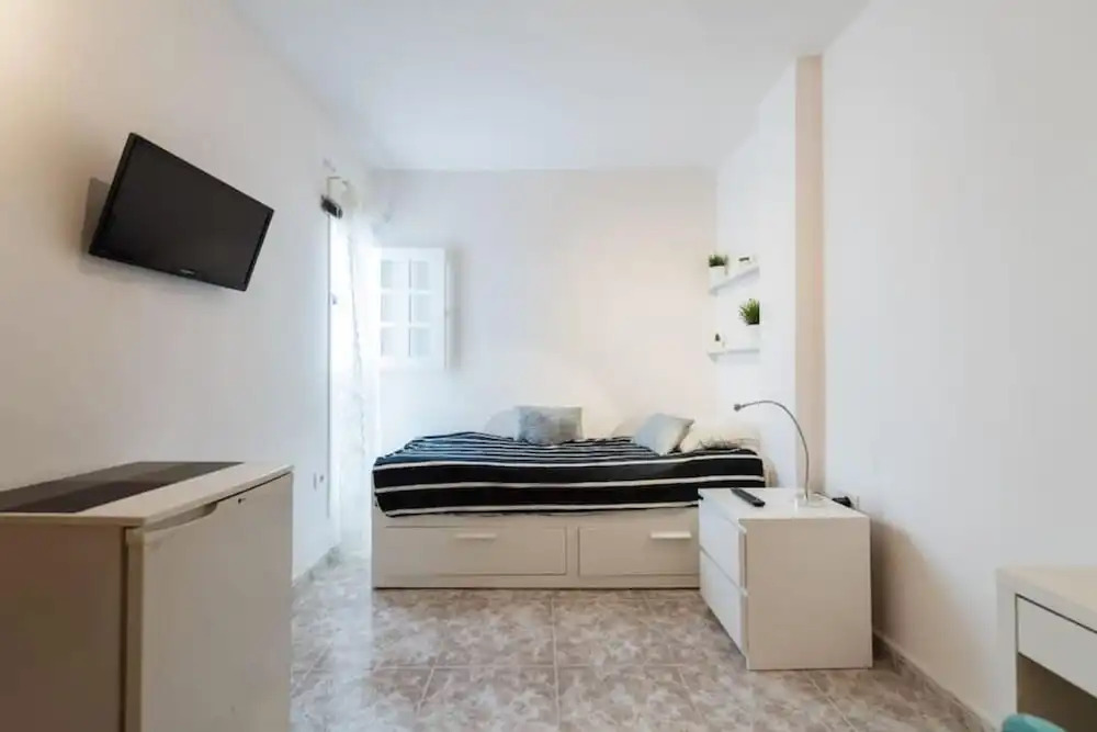 #3 Private Room Renovated Apt Habi