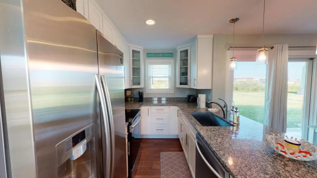 AH-D115 Newly Remodeled First Floor Condo, Shared Community Pool & Hot Tub