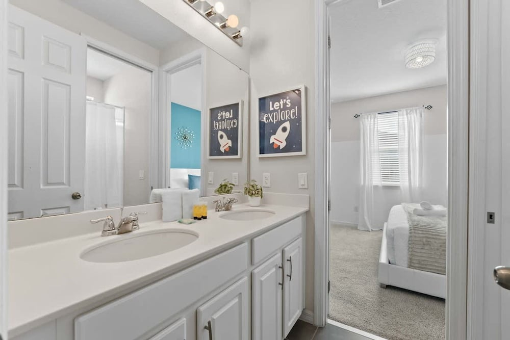 Luxury 10br Resort Villa w Pool 10min to Disney