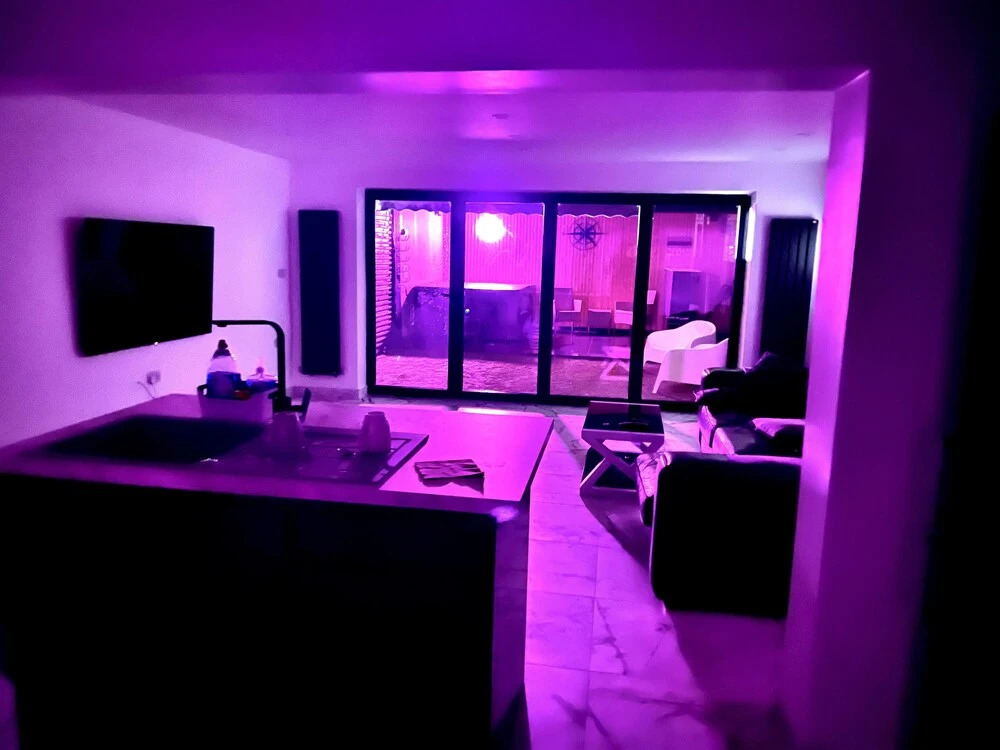 Penthouse Style Luxury 2 Bedroom House has Hot-Tub, extra fees apply