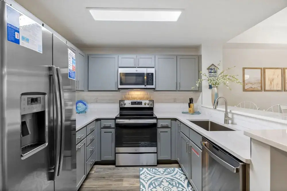 Fall Retreat Condo w Heated Pool Hot tub Pier Pk