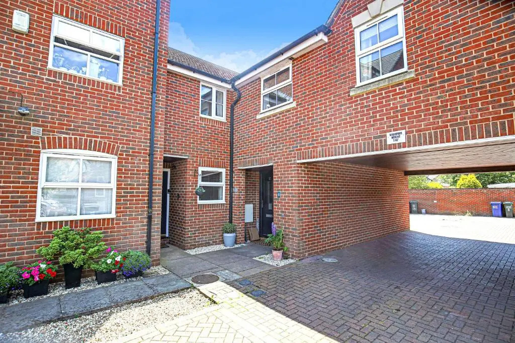 Delightful 2 BED APARTMENT for BICESTER OUTLET SHOPPING by Platinum Key Properties