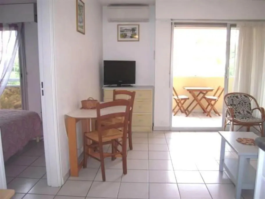 Appartement 2 pièces climatisé, 300m plages, piscine