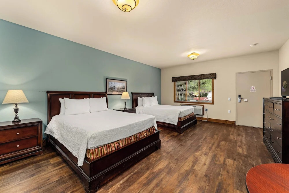 Redwood Hyperion Suites