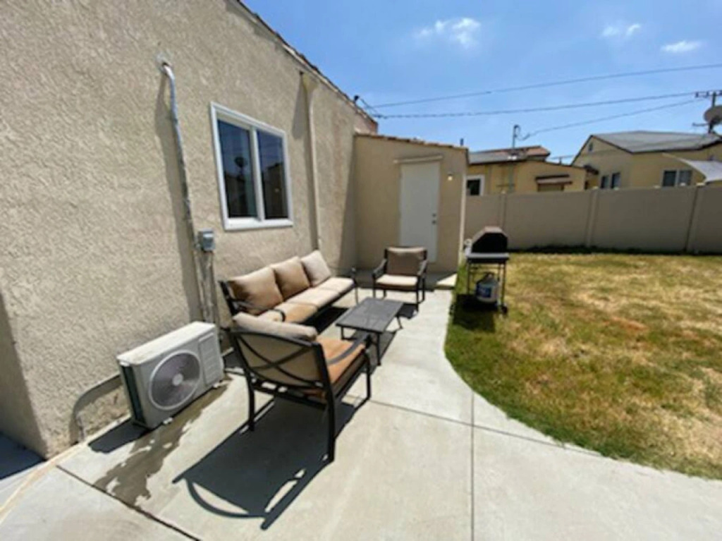 CHARMING 2-BEDROOM BUNGALOW HOME IN GLENDALE  (p4)
