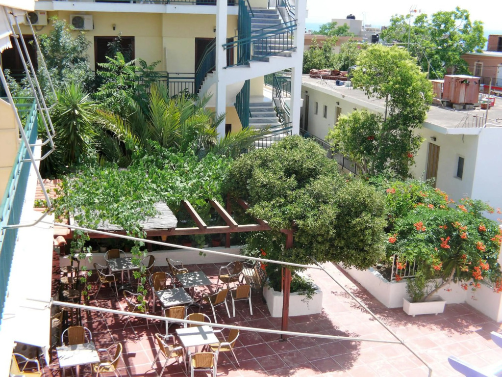 Hotel Karyatides