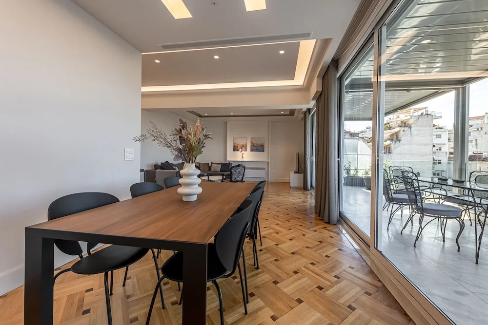 Phaedrus Living: City Center Luxury Flat N. Kosmos