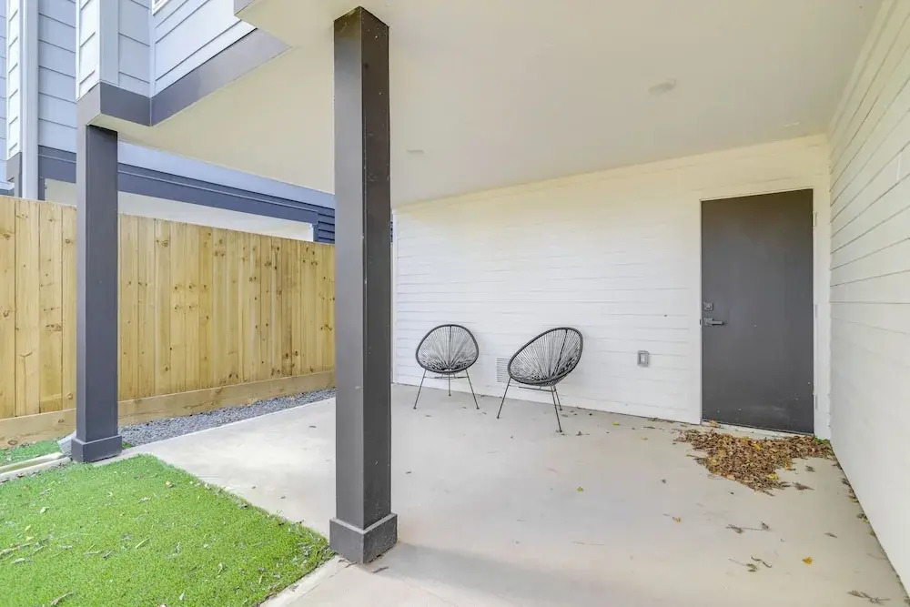3 Mi to Dtwn: Modern Townhome w/ Yard in Houston