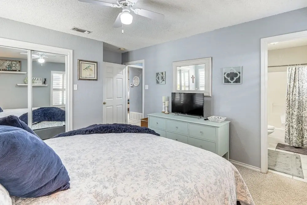 Lakefront Granbury Home w/ Dock, Decks & Hot Tub!