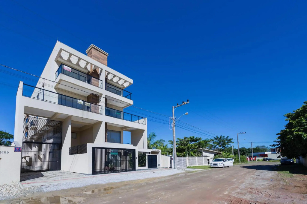 Encanto de apartamento, novo! A 290 metros da praia do Canto Grande!