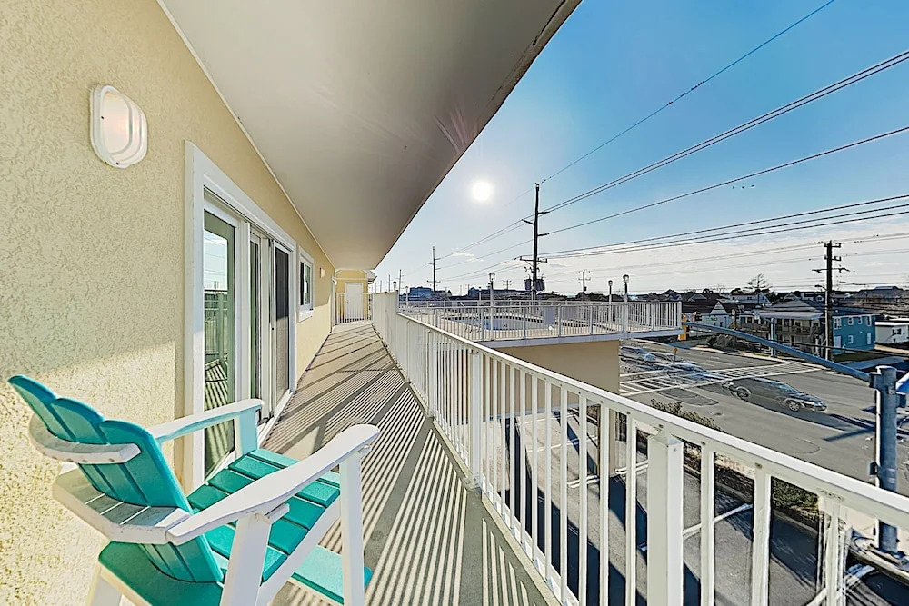 New Listing! Corner-unit W/ Balcony, 300 To Beach 3 Bedroom Condo
