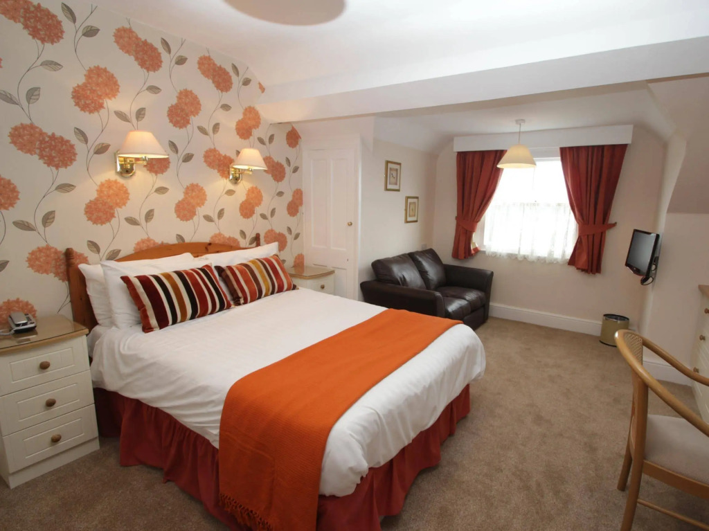 Lion Hotel & Studio Apartments