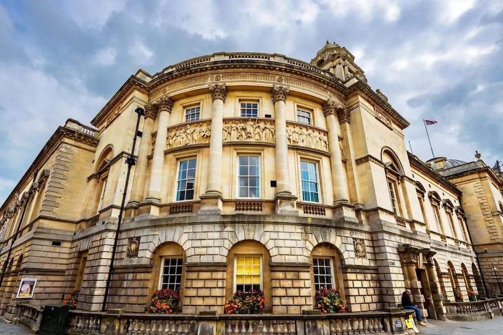 Bright 1 Bedroom Apartment With Views in Bath