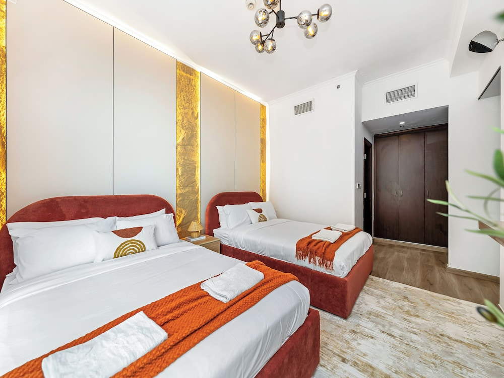 Urban Dubai Marina Stay Near Yacht