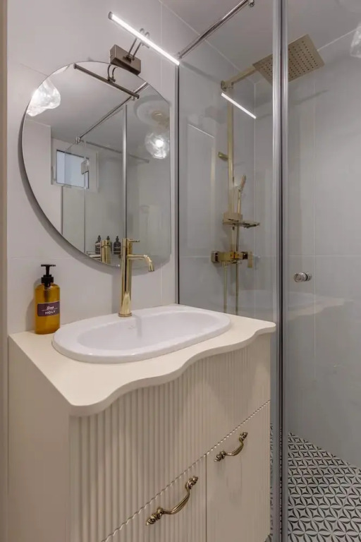 Parisian-Inspired 1BR in the Heart of Bucharest - Balcony, AC & Fully Equipped