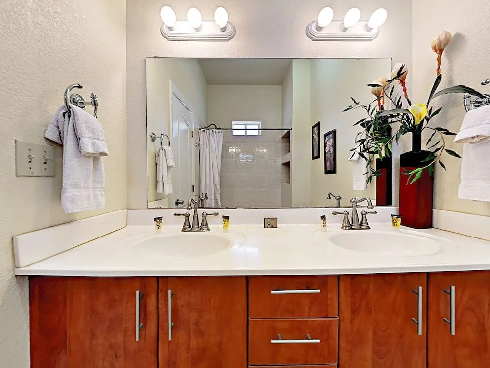 105 E Corral St Condo Unit D - 2 Br condo by RedAwning