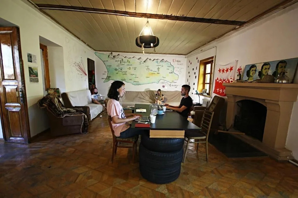 Хостел Dingo Backpackers