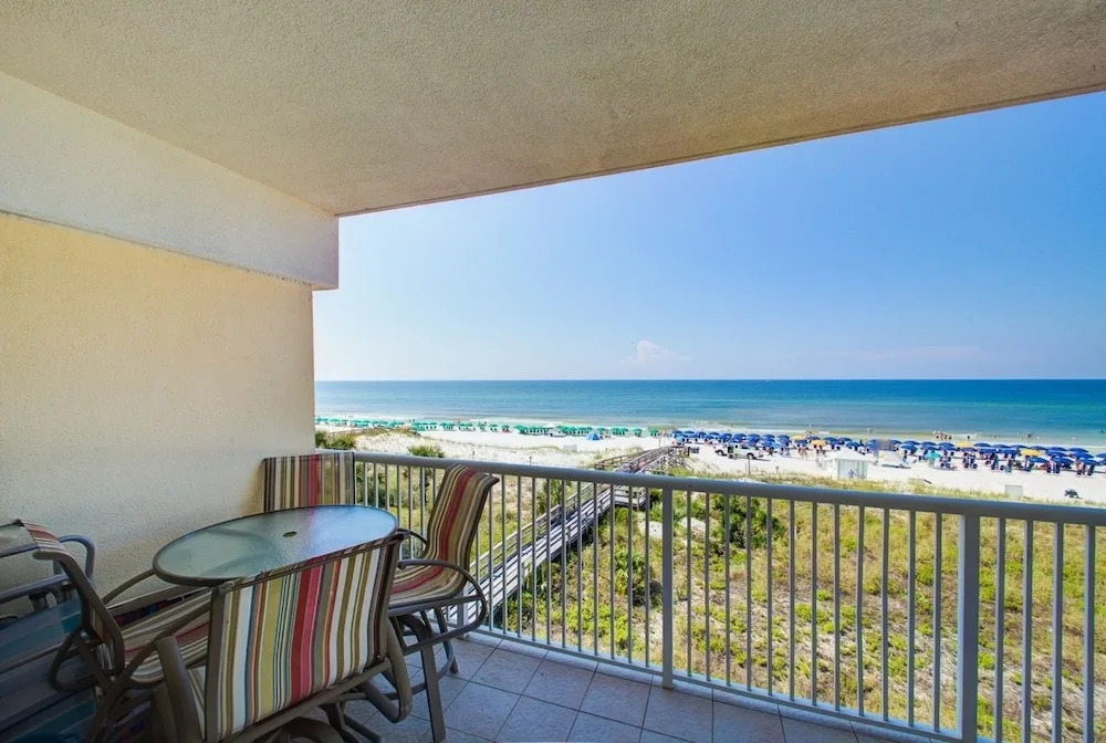 Gulfside 402 - 3 Br condo by RedAwning