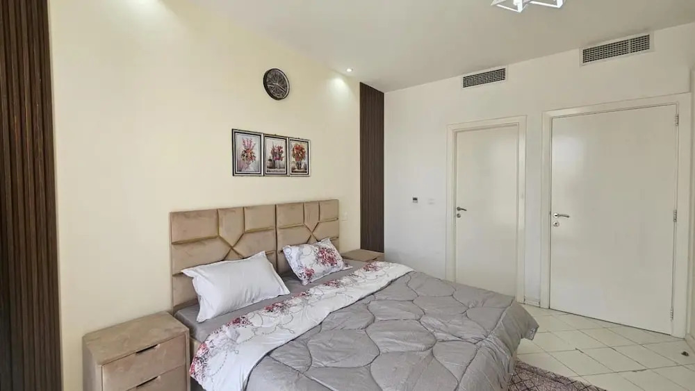 Elegant 2-Bed Villa Hall, G1