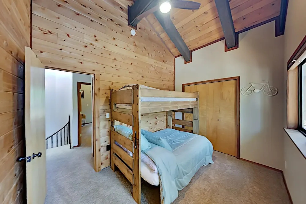 Cozy All-Season Cabin Near Shops, Beach, Skiing home
