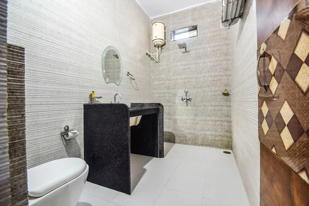 FabHotel Everest International