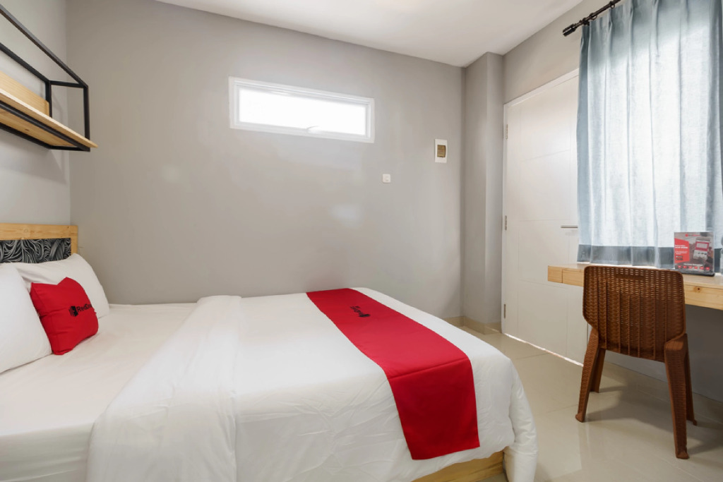 RedDoorz near Plaza Atrium Senen