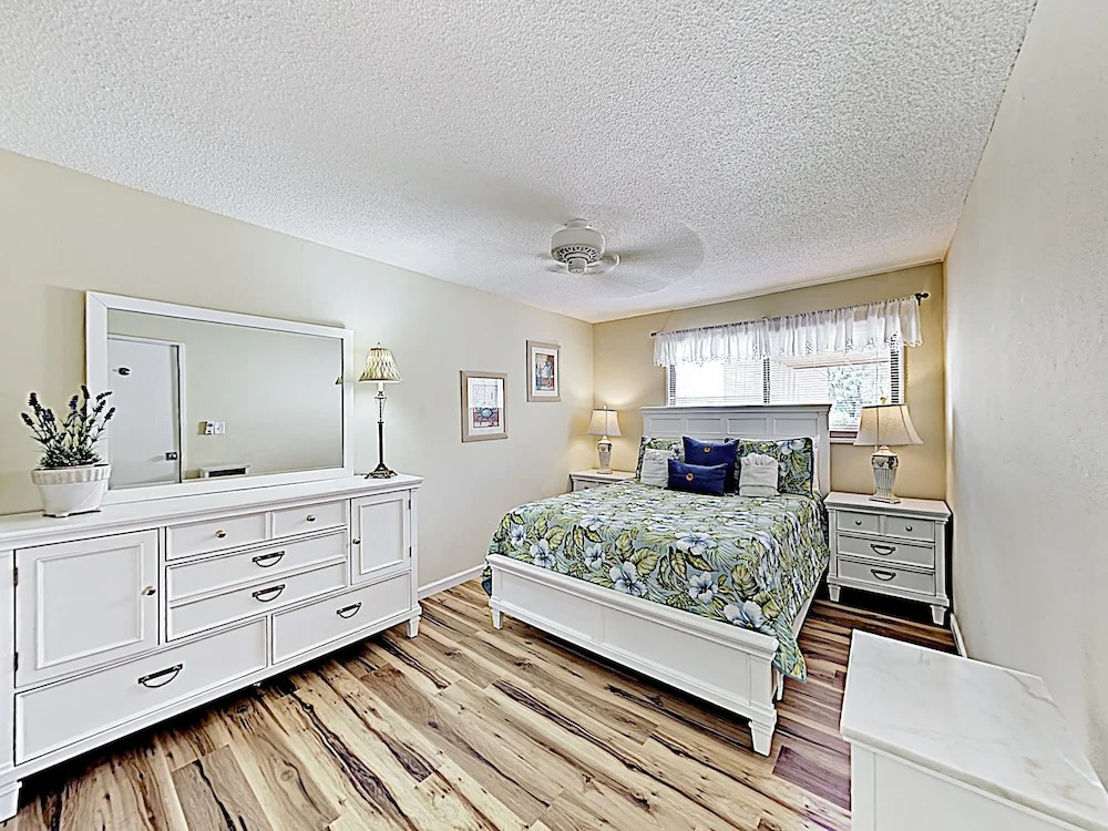New Listing! Golf & Beach : 5 Pools & Tennis 2 Bedroom Condo