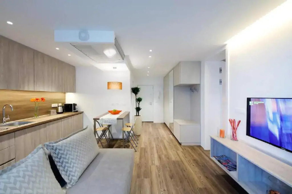 ★ Exclusive Central Apartment ★ FREE Garage ★