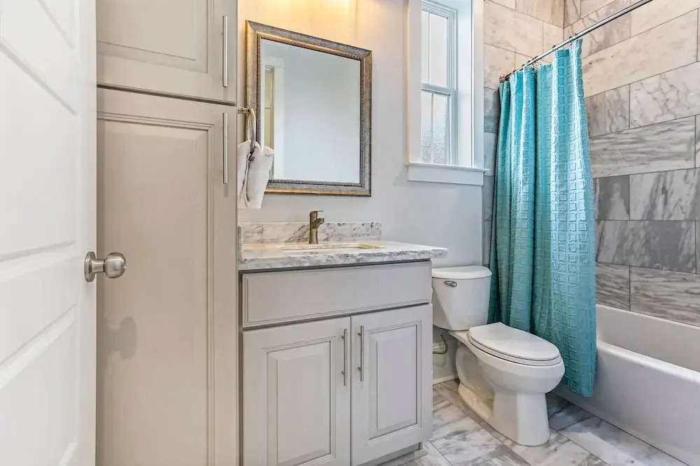 Chic 4 BR Condo - Large Pool - Perfect Location