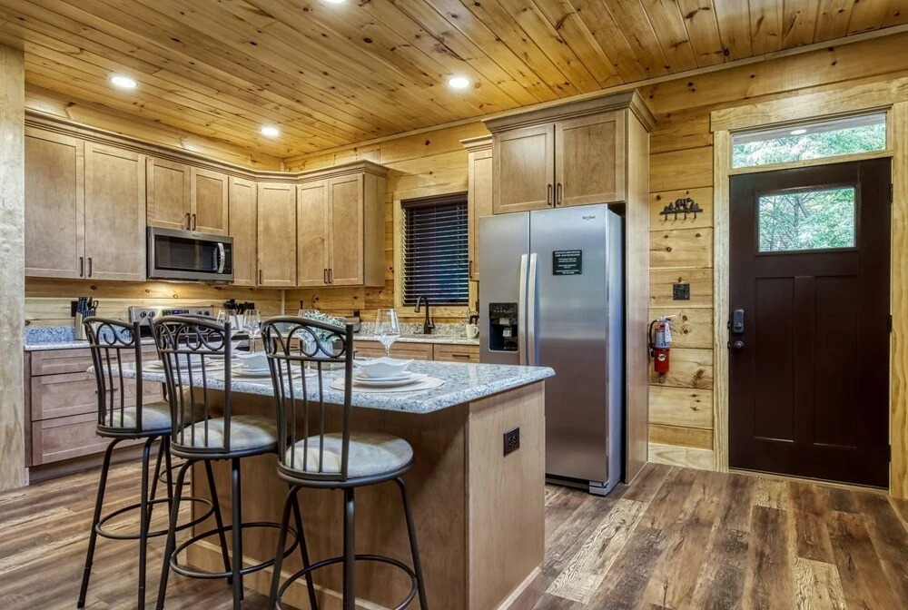 Bear Tracks Lodge 4 Bedroom Cabin by RedAwning